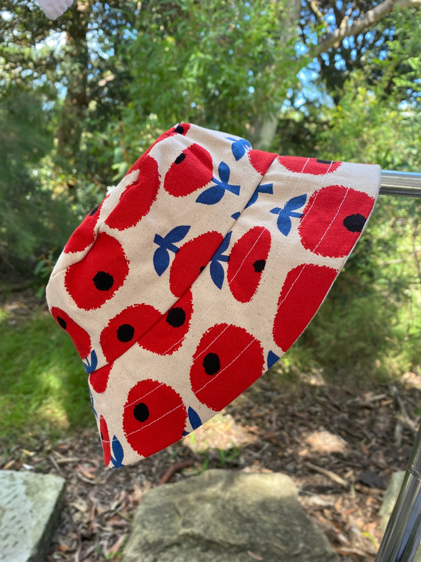 Bucket hat red poppy
