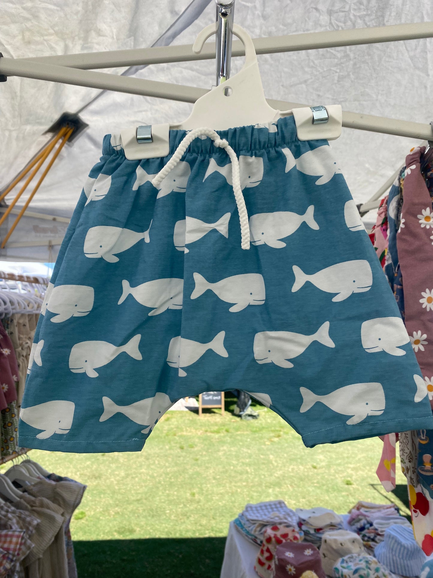 Bucket hat blue and white whale