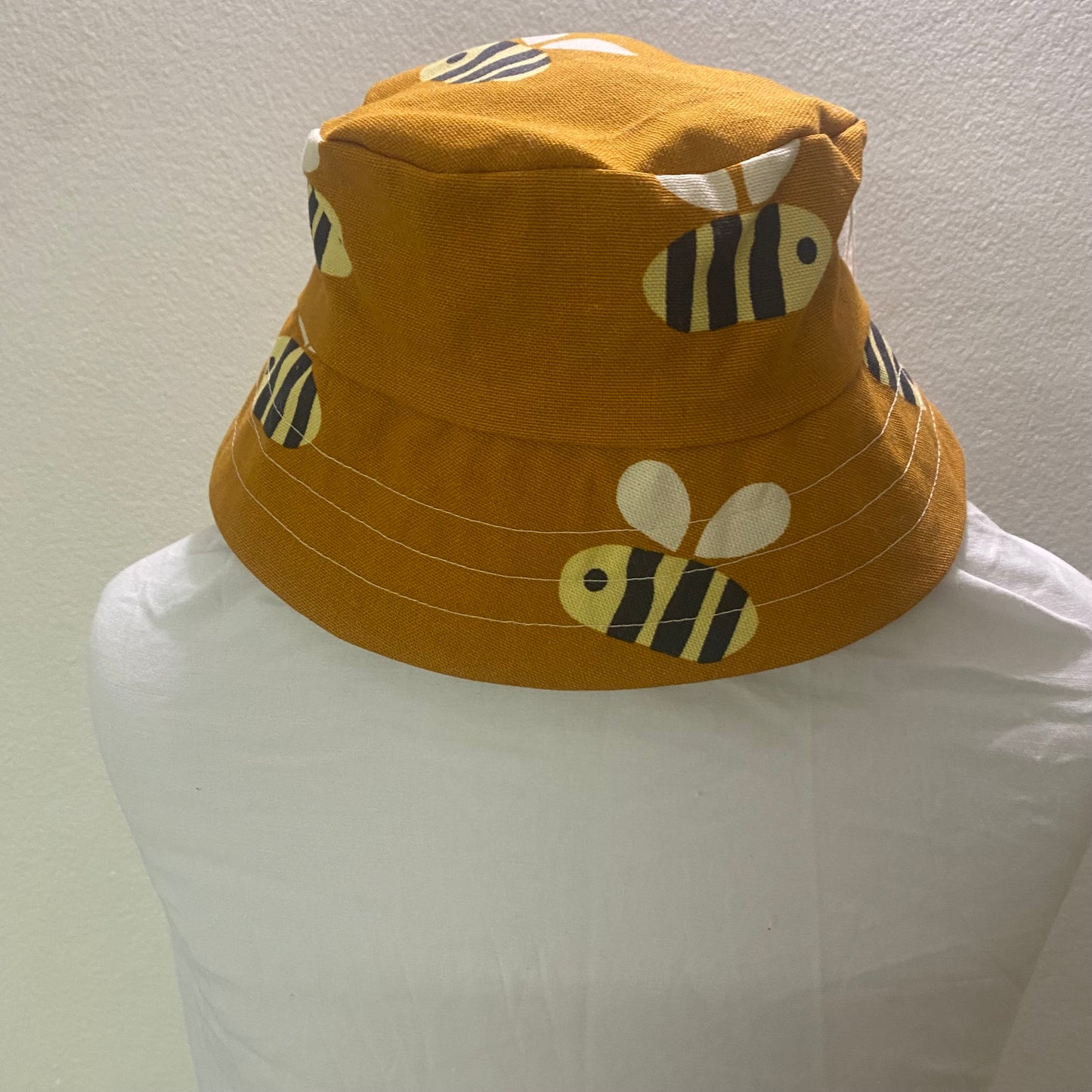Bucket hat bee