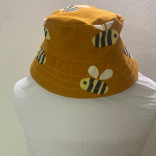Bucket hat bee