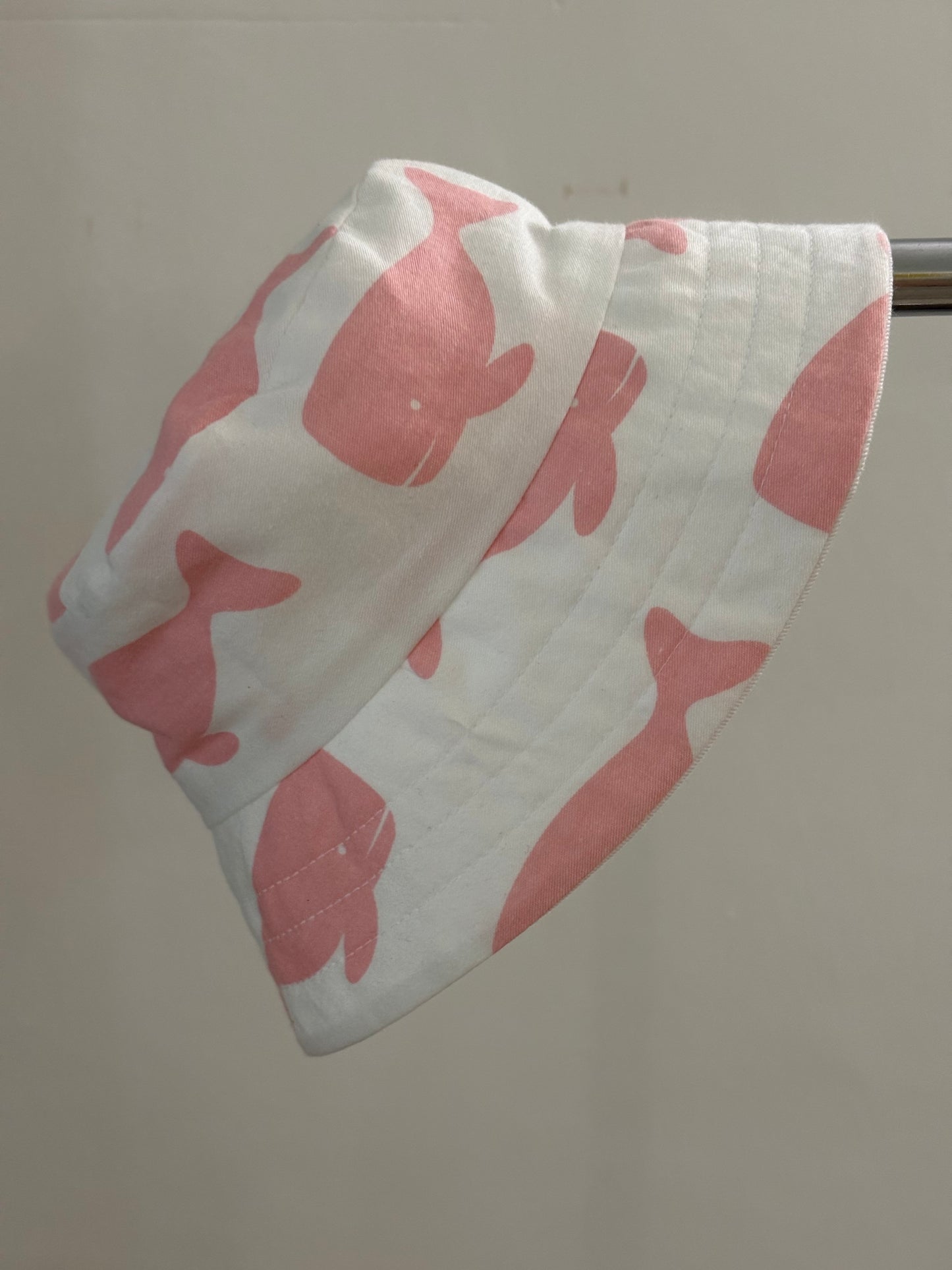 Bucket hat white and pink whale